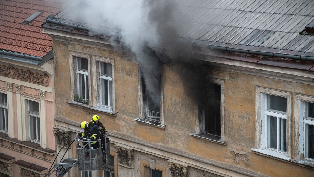 Dva lidi zachránili z hořícího bytu na pražských Vinohradech
